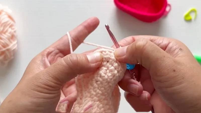 A heart-shaped crochet basket for small keepsakes — photo 3