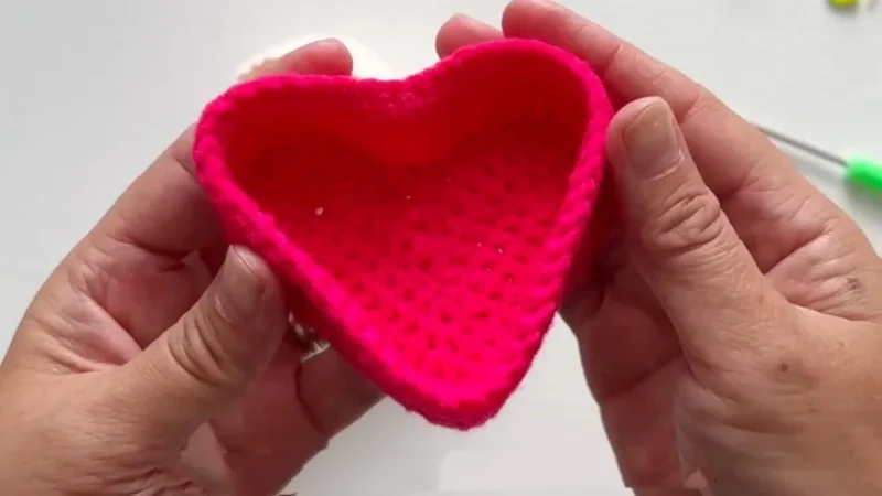 A heart-shaped crochet basket for small keepsakes — photo 2