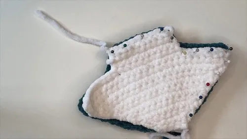 No-sew crochet stingray amigurumi with wings and tail — photo 3