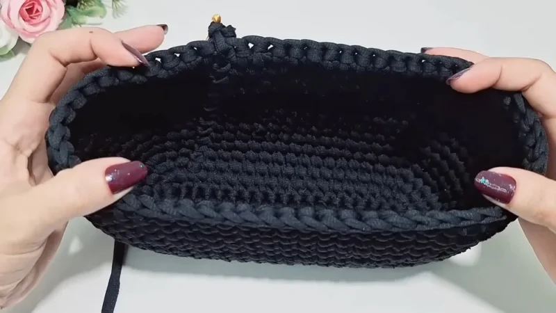 Oval crochet bag with a crab stitch rose lid — photo 2