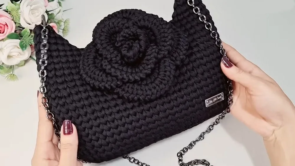 Oval crochet bag with a crab stitch rose lid