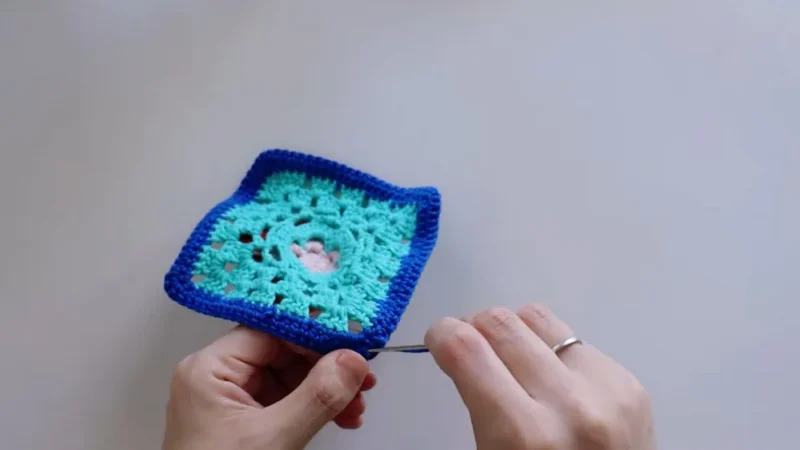 Plumeria floral granny square crochet pattern for beginners — photo 2