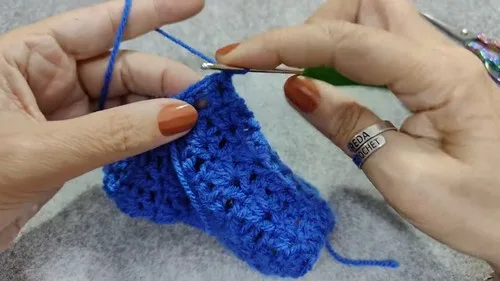 Shell and V-stitch fingerless gloves in one color — photo 2