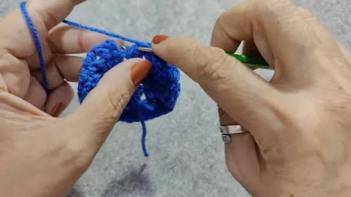Shell and V-stitch fingerless gloves in one color — photo 3