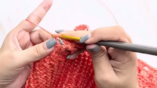 Turtleneck poncho with a granny stitch body — photo 3