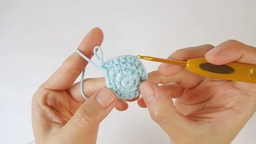 Axolotl plush amigurumi crochet pattern for beginners — photo 3
