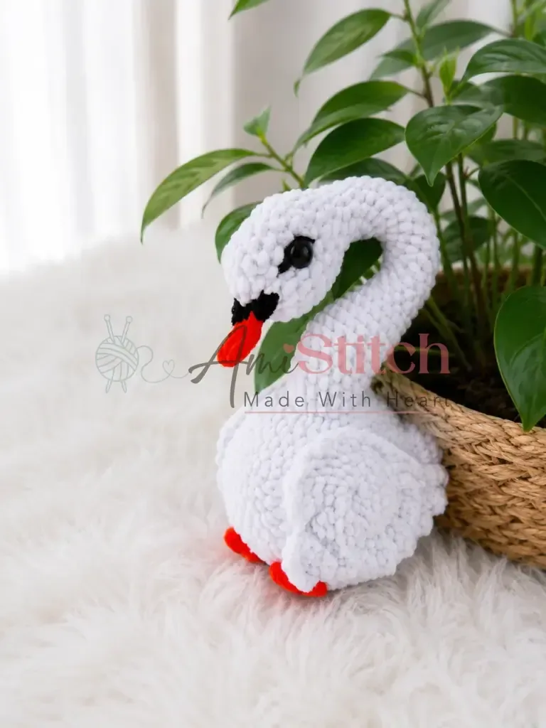 Crochet plush swan amigurumi with velvet yarn β photo 2