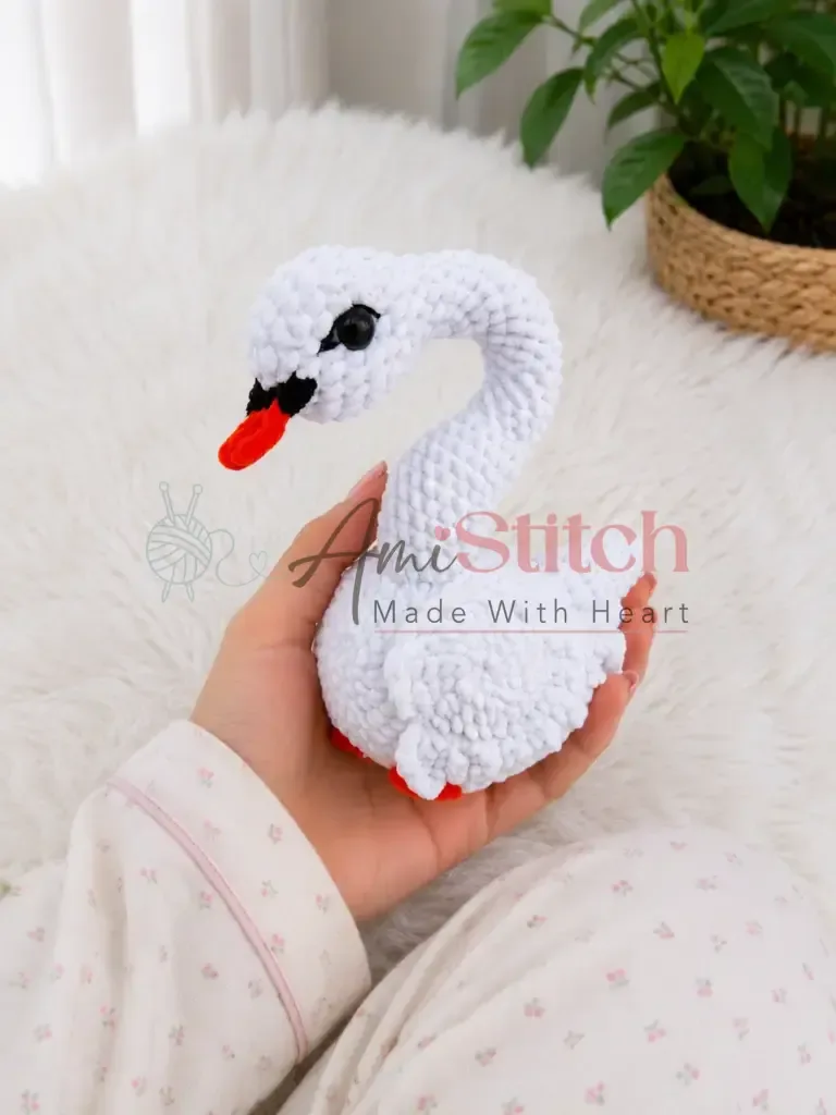 Crochet plush swan amigurumi with velvet yarn β photo 3