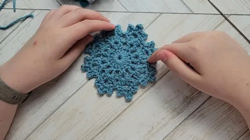 Crochet snowflake coaster pattern for winter tables — photo 3
