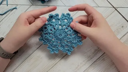 Crochet snowflake coaster pattern for winter tables — photo 4