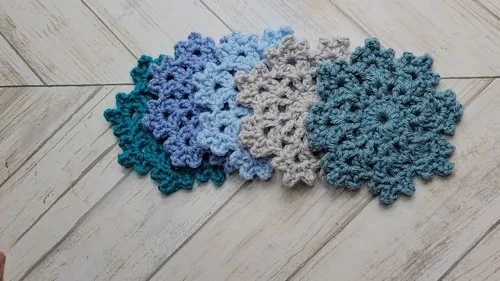 Crochet snowflake coaster pattern for winter tables — photo 2