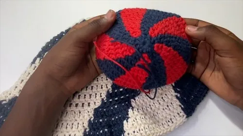 Crochet swirl sun hat with a tapestry-color brim — photo 3