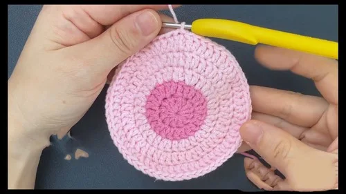 Heart-Border Crochet Coaster Pattern With Puff Stitches — photo 4