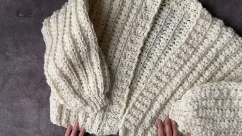 An oversized cardigan built from slip stitch and slub yarn — photo 2