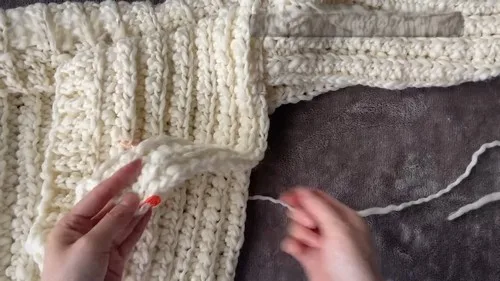 An oversized cardigan built from slip stitch and slub yarn — photo 3