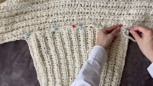 An oversized cardigan built from slip stitch and slub yarn — photo 4
