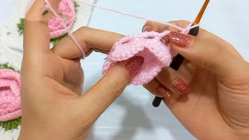 Rose flower crochet square for home decor projects — photo 4