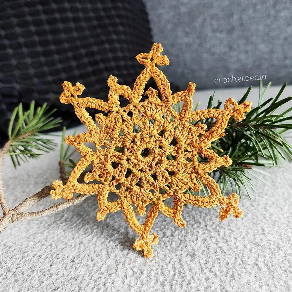 Six-pointed lace snowflake motif to crochet in thread