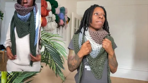 Triangle scarf with a chevron lace center
